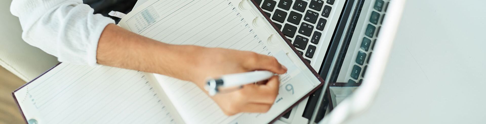 secr&eacute;taire administratif