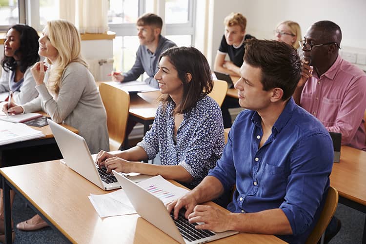 lves dans une classe suivant une formation