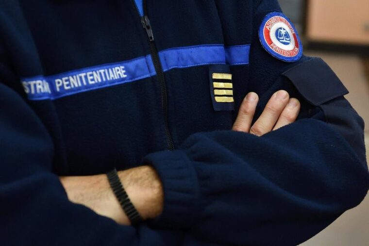 Photographie d'un uniforme de surveillant pnitentiaire