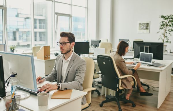 Fonctionnaires dans les bureaux de la fonction publique